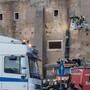 Crollo di Roma, estratto vivo l'operaio