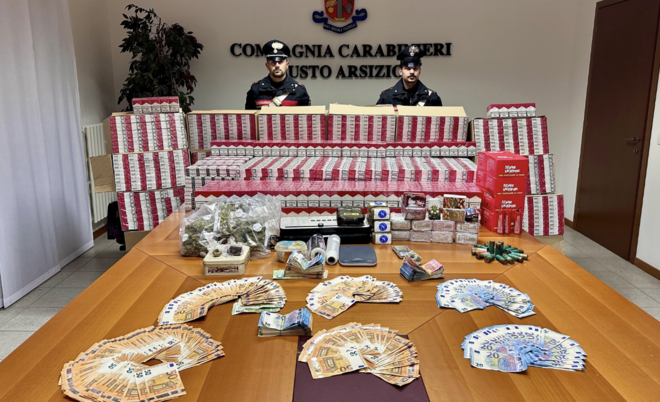L'ingente quantitativo di merce e denaro sequestrati dai carabinieri della Compagnia di Busto Arsizio L'ingente quantitativo di merce e denaro sequestrati dai carabinieri della Compagnia di Busto Arsizio