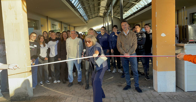 Più che un taglio è stato uno "strappo" del nastro Più che un taglio è stato uno "strappo" del nastro