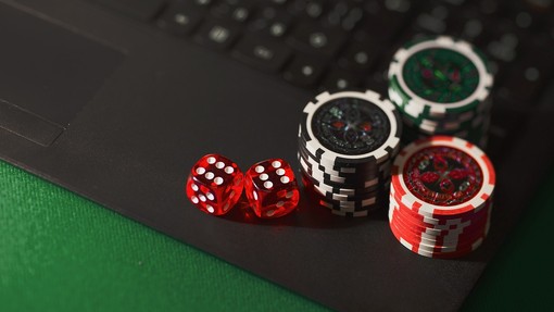Oltre il gioco: il ruolo sociale dei casinò virtuali nell'era digitale