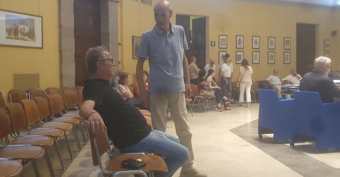 Santo Cascio (in piedi) parla con l'ex assessore Albani prima del Consiglio comunale Santo Cascio (in piedi) parla con l'ex assessore Albani prima del Consiglio comunale