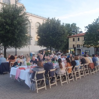 Cene in piazza, buona la prima a San Michele. In settanta a tavola sotto le stelle