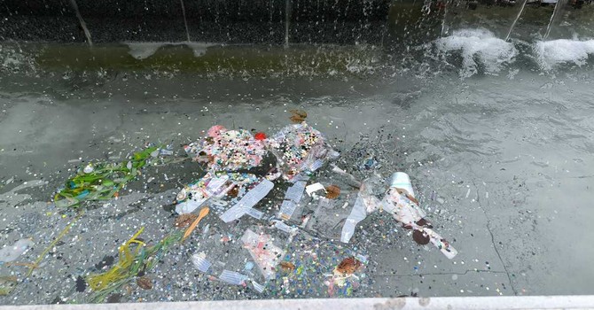 LA FOTO.  Siamo in Quaresima, ma non per gli incivili