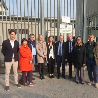 La commissione regionale in visita al carcere di Busto: «Sovraffollamento, ma tanti detenuti lavorano»