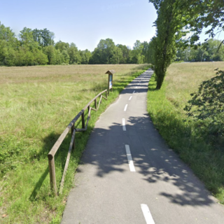 La ciclopedonale del lago a Galliate Lombardo (foto da Google Street View)
