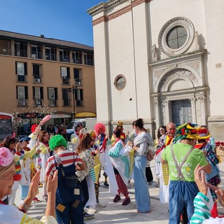 Il centro di Busto si colora con la &quot;Giornata del Naso Rosso&quot;
