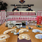 L'ingente quantitativo di merce e denaro sequestrati dai carabinieri della Compagnia di Busto Arsizio
