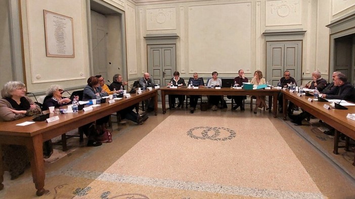 Cimitero di Castellanza, nuove regole e gli anziani potranno "prenotare" la tomba accanto al coniuge. Anche Fido potrà entrare a salutare