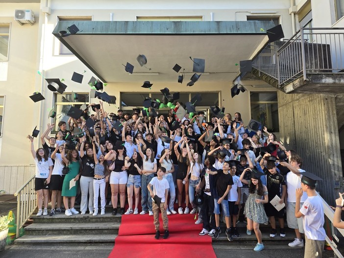 I docenti ai ragazzi che hanno concluso le medie: «Buon viaggio, siate pronti a volare»