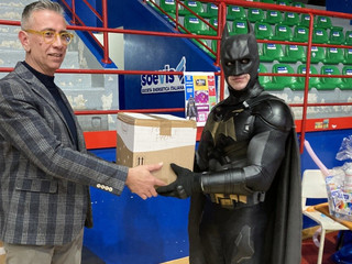 La donazione di Pier Carlo Vanoni, della VP Service (sponsor della Futura), per l'ospedale Del Ponte