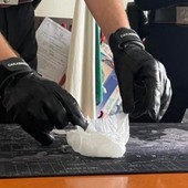 A spasso con la cocaina nella borsetta: arrestata dai carabinieri a Cassano Magnago