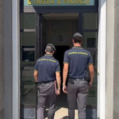 A sedici anni trovato con mezzo etto di hashish e bilancino: denunciato dalla Guardia di Finanza A sedici anni trovato con mezzo etto di hashish e bilancino: denunciato dalla Guardia di Finanza