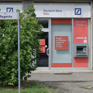 La filiale della Deutsche di via Magenta a Gallarate (foto Google Street View)