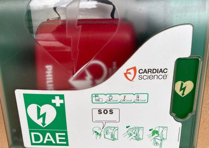 Sanità, Regione Lombardia potenzia la rete dei defibrillatori sul territorio e aggiorna le linee guida. Circa 23.000 quelli di pubblico accesso Sanità, Regione Lombardia potenzia la rete dei defibrillatori sul territorio e aggiorna le linee guida. Circa 23.000 quelli di pubblico accesso