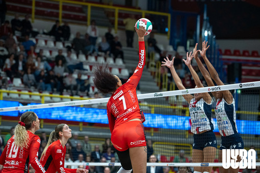 Valentina Diouf in una fase di gioco contro Bergamo (foto Uyba - Gabriele Alemani)
