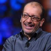 Dario Vergassola vent'anni di carriera: al Sociale Cajelli con “Storie sconcertanti”