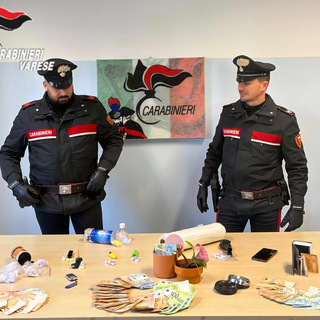 Trasformava portachiavi, accendini e bombolette in "dispenser" per la coca: arrestato dai carabinieri