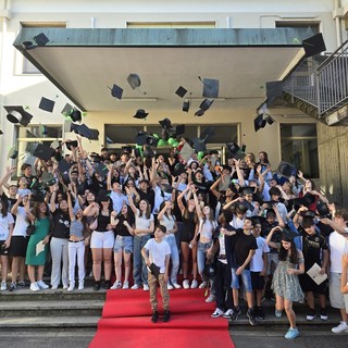 I docenti ai ragazzi che hanno concluso le medie: «Buon viaggio, siate pronti a volare»