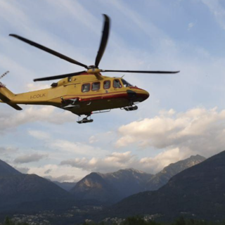 Cade in cordata sulle rocce del Mottarone: scalatore ferito trasportato in ospedale con l'elicottero