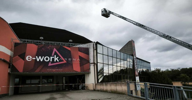 FOTO. Crolla una parte della copertura dell’e-work Arena: paura ma nessun ferito