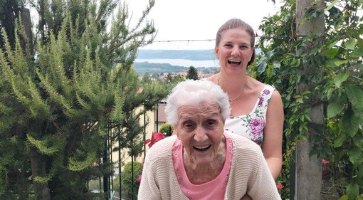 Nonna Ernesta Bianchi con la nipote Sabrina per questi splendidi 104 anni
