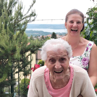 Nonna Ernesta Bianchi con la nipote Sabrina per questi splendidi 104 anni