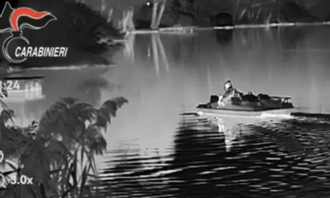 Elia del Grande a bordo di un pedalò sul lago di Monate a Cadrezzate prima della cattura dello scorso novembre