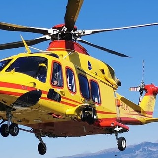Omegna, bimbo di tre anni rischia di annegare in piscina: è grave