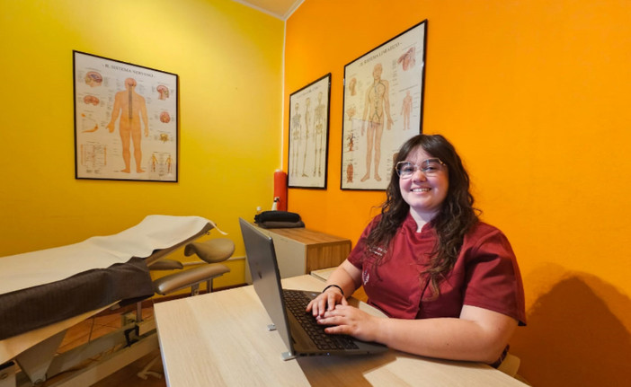 L'osteopata Elisa Travetti al lavoro nel suo studio