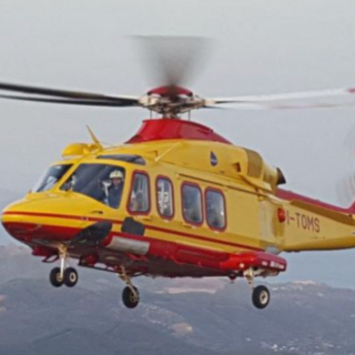 Scontro tra un'auto e una moto a Cassano Magnago, in volo l'elisoccorso: un ferito