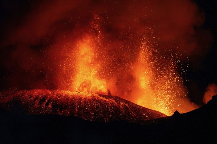 Etna, aeroporto Catania ancora chiuso: stop voli fino alle 14 Etna, aeroporto Catania ancora chiuso: stop voli fino alle 14