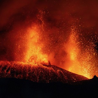 Etna, aeroporto Catania ancora chiuso: stop voli fino alle 14