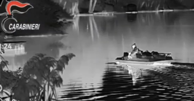 Elia del Grande a bordo di un pedalò sul lago di Monate a Cadrezzate prima della cattura dello scorso novembre