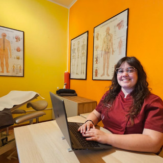 L'osteopata Elisa Travetti al lavoro nel suo studio