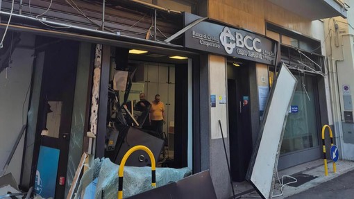 Samarate, assalto al bancomat. «Un gesto criminale che colpisce un’intera comunità» Samarate, assalto al bancomat. «Un gesto criminale che colpisce un’intera comunità»