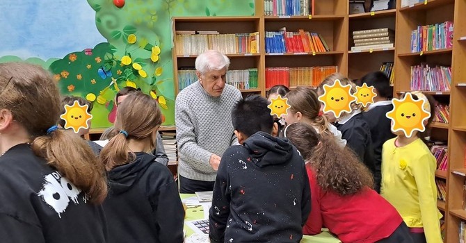 Una bellissima immagine di Ermanno Bazzani con i bimbi chini sui francobolli con lui Una bellissima immagine di Ermanno Bazzani con i bimbi chini sui francobolli con lui