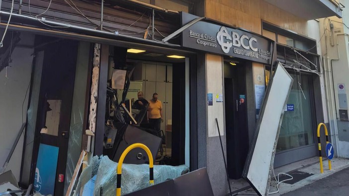 Samarate, assalto al bancomat. «Un gesto criminale che colpisce un’intera comunità»