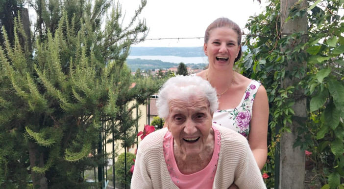 Nonna Ernesta Bianchi con la nipote Sabrina per questi splendidi 104 anni