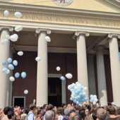 Fagnano, palloncini e musica per l'addio a “Simo”: «Hai saputo toccare il cuore di tutti» Fagnano, palloncini e musica per l'addio a “Simo”: «Hai saputo toccare il cuore di tutti»
