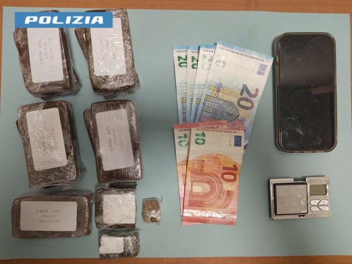 La droga, il denaro e il materiale sequestrato dalla polizia di Stato