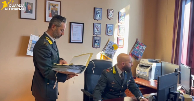 Visite sanitarie private in "nero", indagati medico e tecnico sanitario Visite sanitarie private in "nero", indagati medico e tecnico sanitario