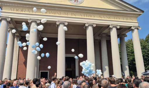 Fagnano, palloncini e musica per l'addio a “Simo”: «Hai saputo toccare il cuore di tutti»