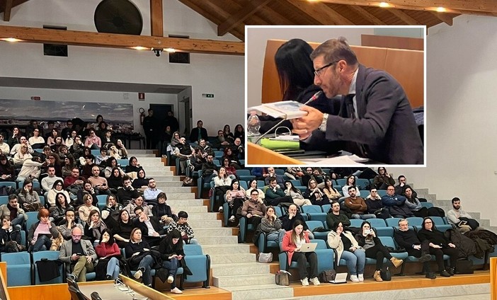 Genitori in sala consiliare nella serata dedicata alla Fondazione. Nel riquadro, il consigliere Gnocchi