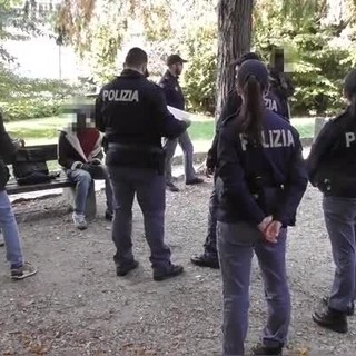VIDEO. Varese, controlli della polizia in centro, in zona stazioni e a Villa Augusta: trovata droga