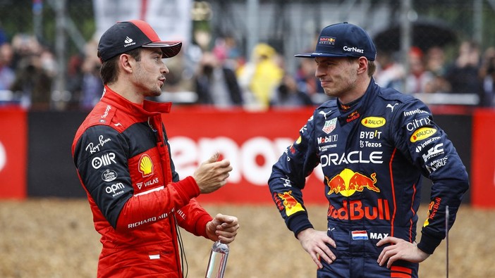 I rivali Leclerc e Verstappen entrambi penalizzati e in fondo alla griglia domenica