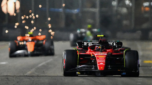 FORMULA 1. Meraviglioso Sainz! Vittoria Ferrari a Singapore