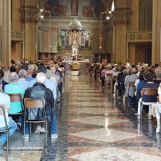 In tanti all'addio di nonno Stanko: «Ricordiamolo prendendoci cura della nostra Olgiate»