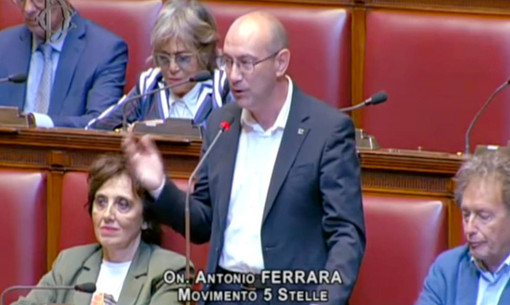 Ferrara (M5S): «Altro che acciaio green, il Governo rottama anche la coerenza»