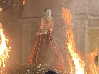 Il falò in piazza Sant'Ilario a Marnate