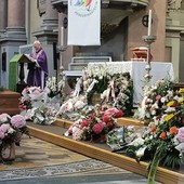Addio ai creatori delle Barbie d'autore morti in A4: folla e commozione alla basilica di Novara